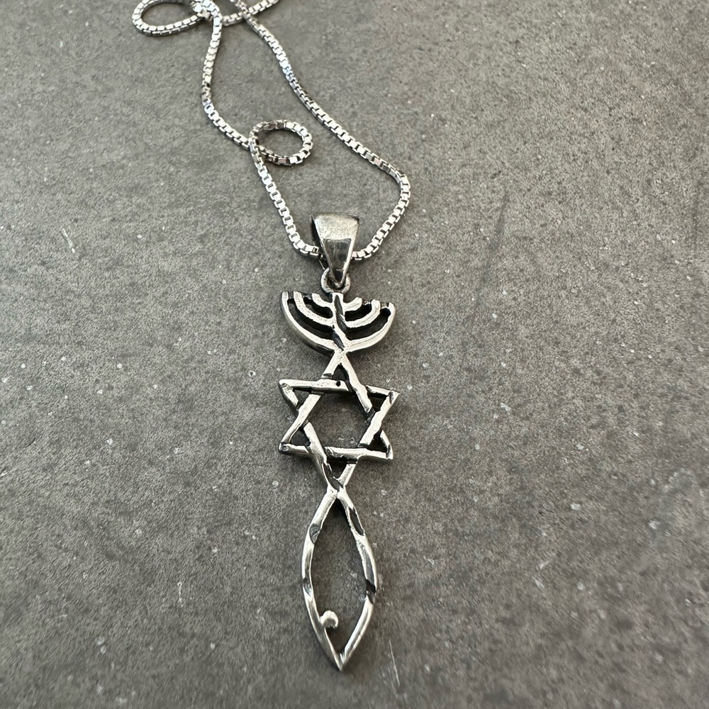 Elegant Silver Pendant Necklace